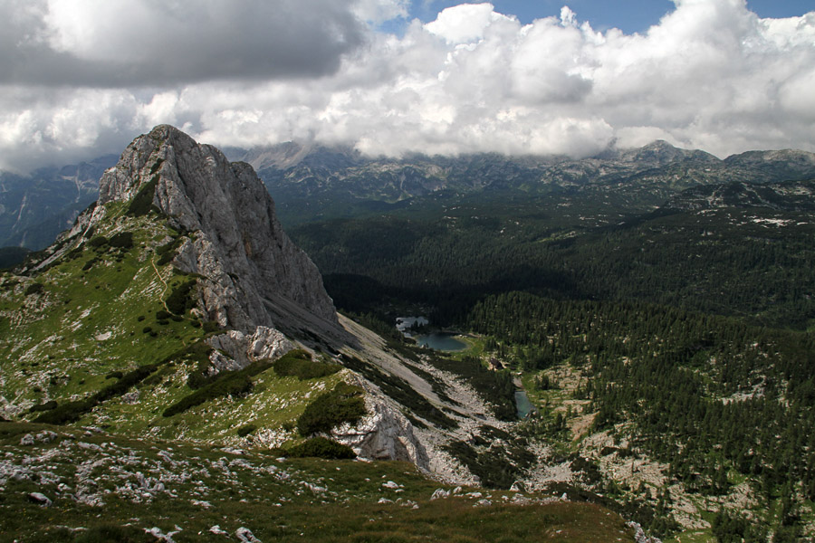 Dvojno jezero
Pod Kopico je lep razgled proti Tičaricam in Dvojnemu jezeru.
Ključne besede: koica tičarica dvojno jezero