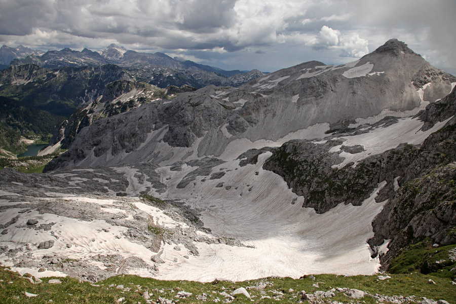 S Krna III.
Če se kdo odpravlja na Krn od krnskega jezera mu bo ta slika verjetno povedala vse o stanju s snegom na poti.
Ključne besede: krn krnsko jezero vrh nad peski