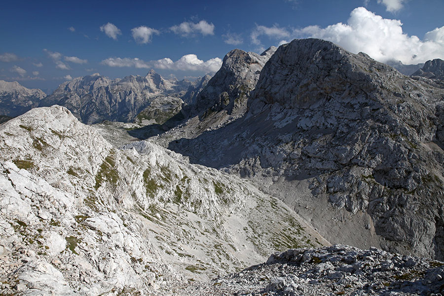 Z Zadnjega Vogla
Vršak, Poprovec, zadaj Prisojnik in Razor.
Ključne besede: vogli vršak poprovec prisojnik razor
