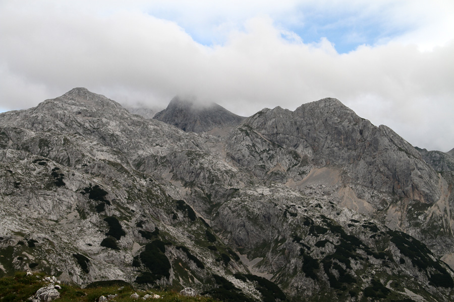 Proti Triglavu
Vrh Ogradov je bil danes zelo vetroven.Triglav ima še kapo.
Ključne besede: ogradi triglav