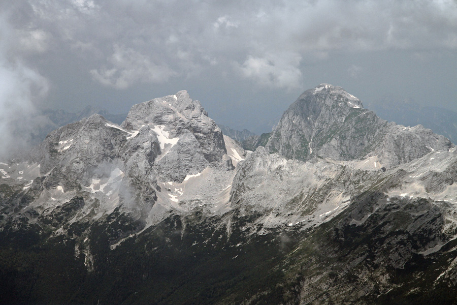 Jalovec in Mangart
Od severa je grozila ploha, ki pa nas na Triglavu ni dosegla.
Ključne besede: jalovec mangart triglav