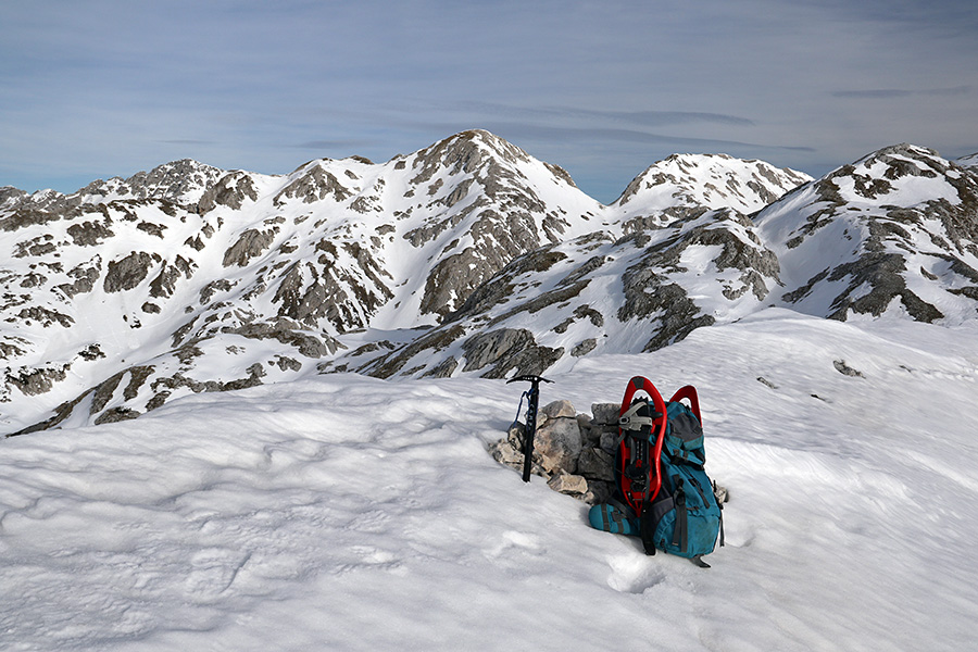 Na Prvem Voglu
Južno pobočje Prvega Vogla je bilo že toliko kopno, da je šlo brez derez in krpelj. Zadaj sta Zelnarici, desno pa naslednji cilj - Srednji Vogel.
Ključne besede: prv isrednji vogel mala velika zelnarica
