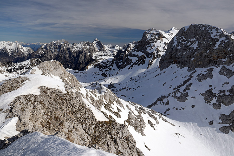 Zadnji Vogel
Z vrha se proti severu nadaljuje še krajši greben. Zadaj je Razor, desno Poprovec in Vršak.
Ključne besede: zadnji vogel razor poprovec vršak