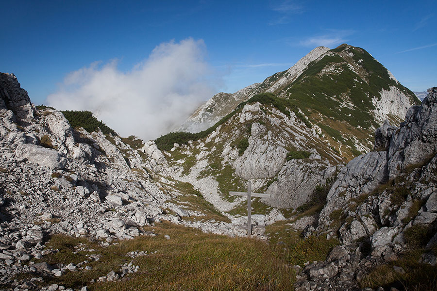 S kote 1885
Vrh s katerega je posnetek ima imena. Na zemljevidih je označen le z višino 1885m. Pod vrhom je lesen križ z zvoncem.
Ključne besede: veliki raskovec kota 1885