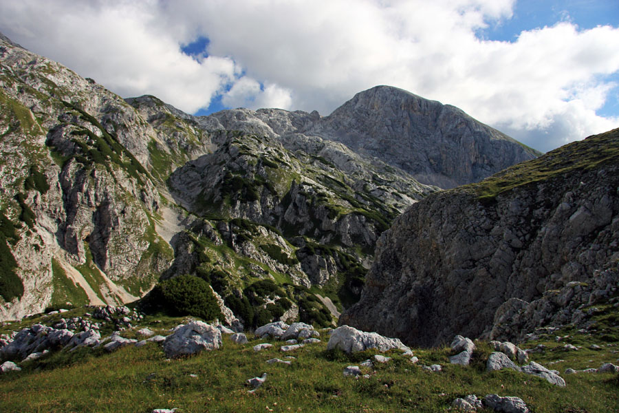 Na sedlu
Sedlo med Slatno in Prvim Voglom. Zadaj je Debeli vrh.
Ključne besede: sedlo slatna prvi vogel debeli vrh