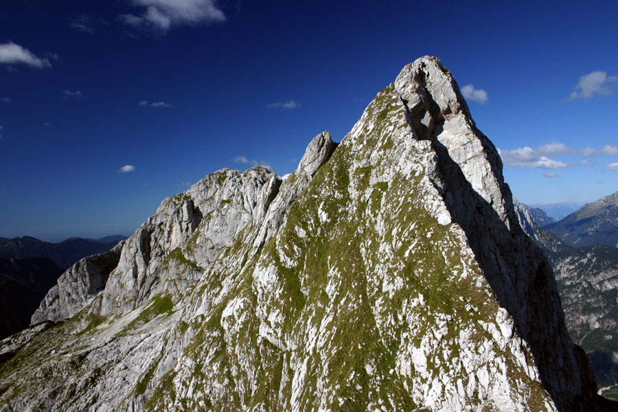 Bavh
Strmi Bavh. Vrh lahko dosežemo vzporedno z grebenom po gredini levo.
Ključne besede: loška stena bavh