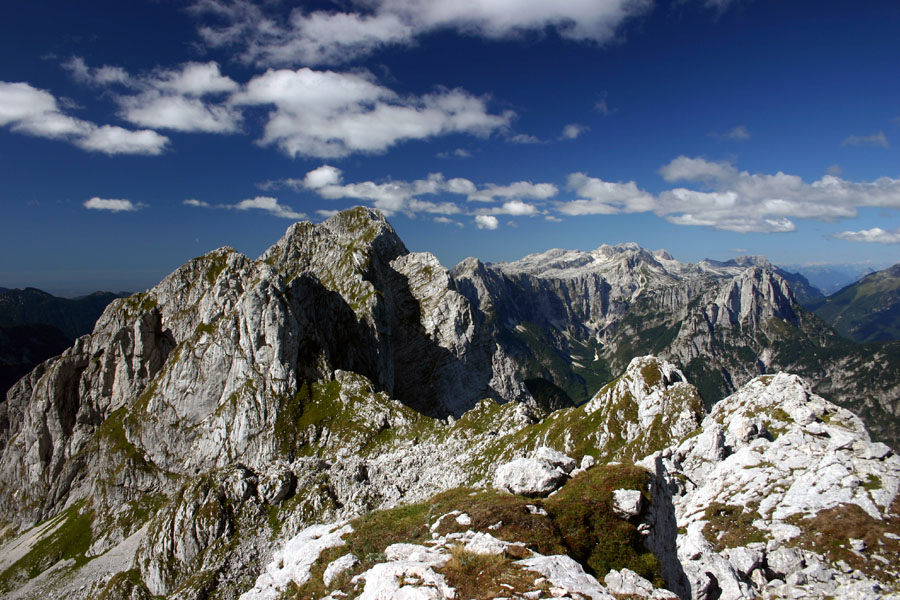Vrhovi Loške stene III.
Posnetek z Bavha. Vrhovi pa so: Bedinji vrh, Morež Briceljk, v ozadju Kaninske gore in desno Jerebica.
Ključne besede: loška stena bavh bedinji vrh morež briceljk kaninske gore jerebica