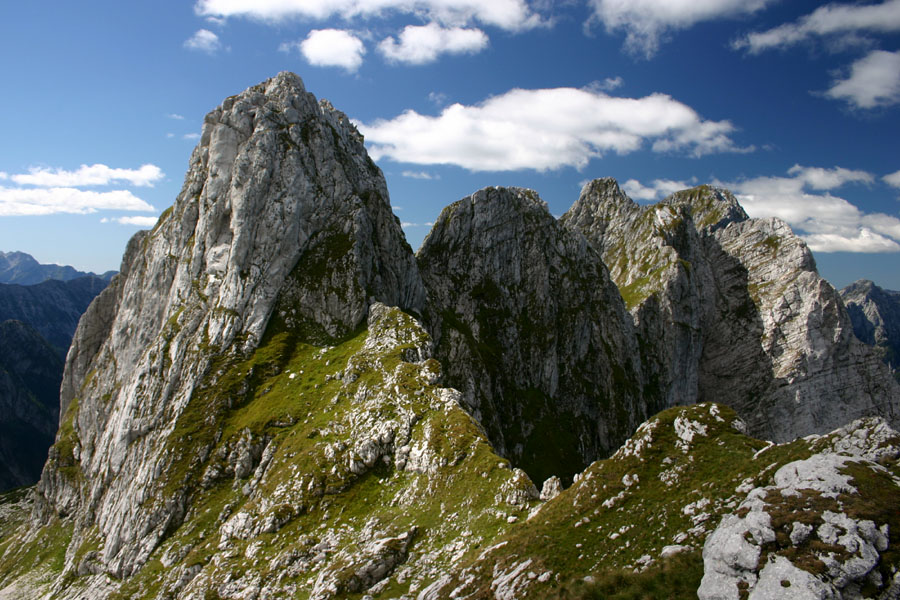 Bedinji vrh I.
Zahodni del grebena se izide v sedelce na sliki. Nad njim se grozljivo dviga Bedinji vrh, katerega v nadaljevanju prečenja večina obide. Zadaj Morež in Briceljk.
Ključne besede: bedinji vrh morež briceljk
