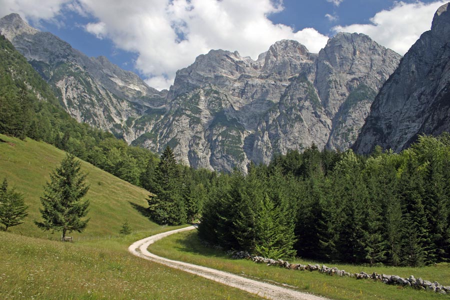 Dolina Zadnjica
Še zadnji pogled po dolini Zadnjica v Trenti.
Ključne besede: dolina zadnjica trenta