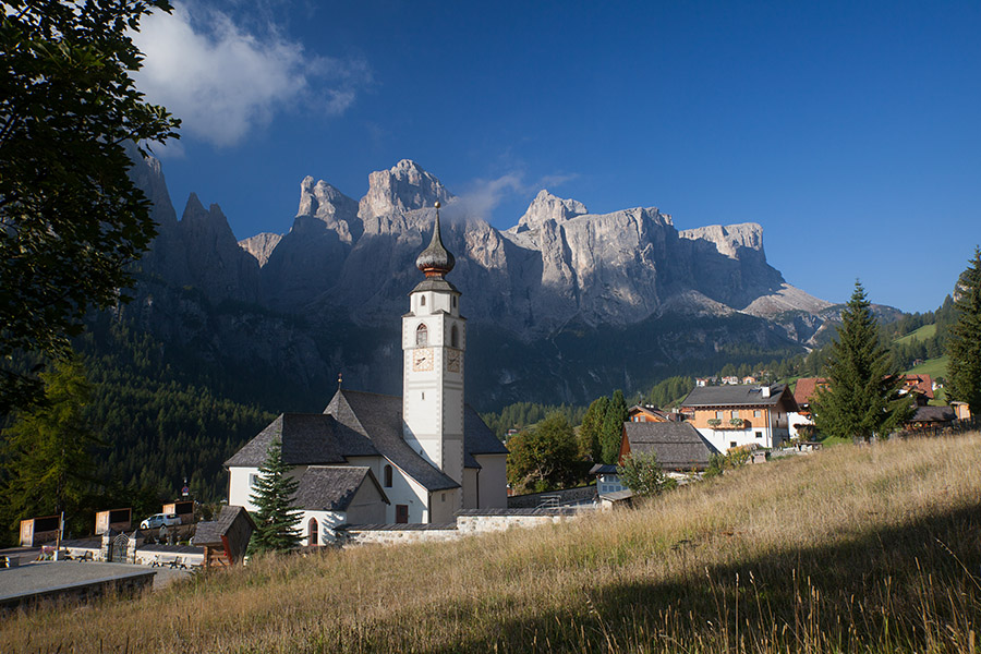 Cerkev nad Colfoscom
Cima Pisciadu in proti desni Sass da Lech, Sass dai Ciamorces in na koncu planote na desni Sass de la Luesa. 
Ključne besede: colfosco cima pisciadu sass da lech dai ciamorces de la luesa