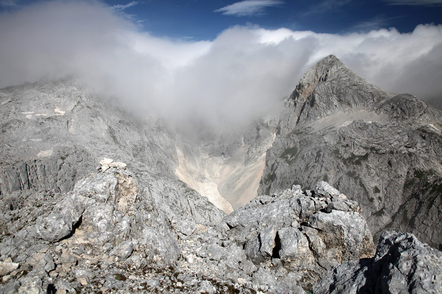Na Škednjovcu III.
Najbolj vztrajno so se megle valile z zahoda. Le za kratek čas se je pokazal Mišeljski konec in del Vrha Hribaric.
Ključne besede: škednjovec mišeljski konec vrh hribaric