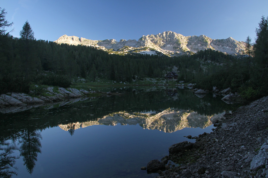 Dvojno jezero
Dvojno jezero je bilo še v senci.
Ključne besede: dvojno jezero veliko lepo špičje