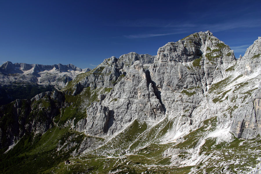 Koštrunove špice
Viševa Skupina. Nad Škrbino zadnje Špranje se dviga vrh Koštrunove špice. Spodaj koča Corsi.
Ključne besede: viš škrbina zadnje špranje koštrunove špice koča corsi