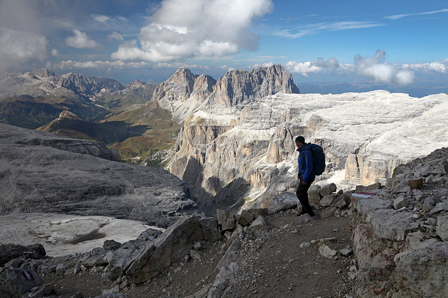 Sestop
Sestop z vrha Piz Boe. Sas de Pordoi, Punta Grohmann in Sassolungo. 
Ključne besede: piz boe sas de pordoi punta grohmann sassolungo