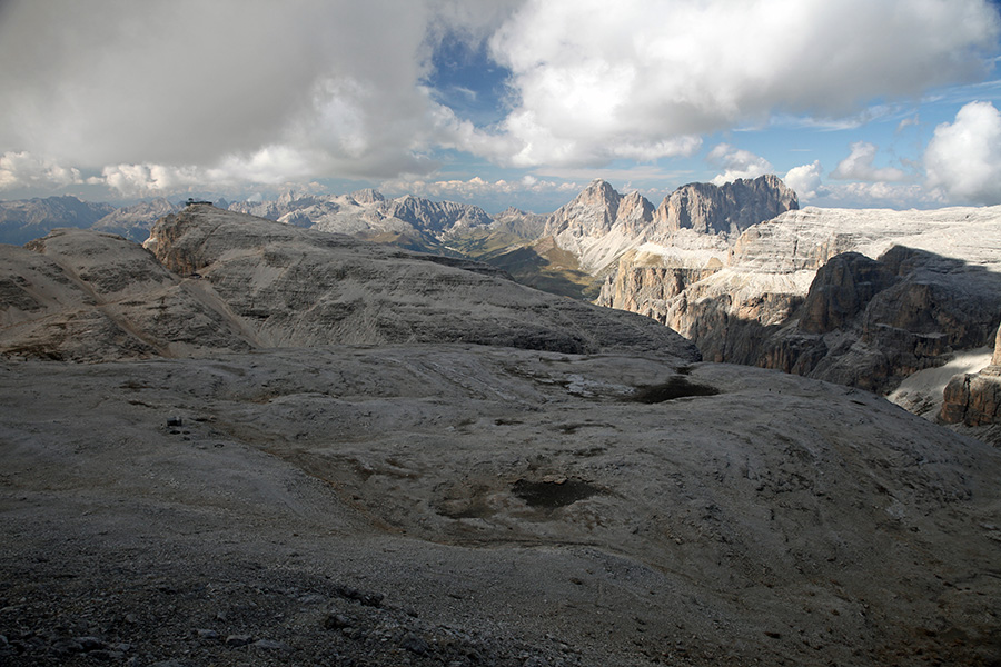 Z vrha Piz Boe
Proti zahodu.Sas de Pordoi, Punta Grohmann in Sassolungo.
Ključne besede: piz boe sas de pordoi punta grohmann sassolungo