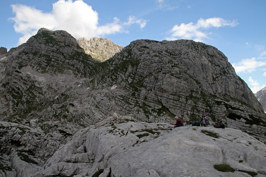 Na Debelem Laštu
PoÄ‡itek na Debelem Laštu. Zadaj se dviga greben Brd - južni in severni vrh.
Ključne besede: debeli lašt brda južni severni vrh