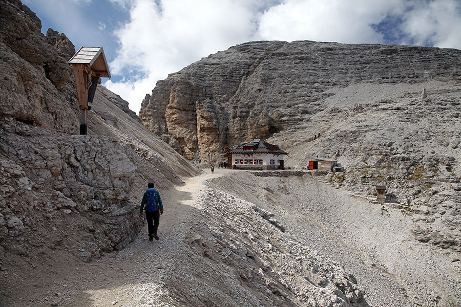 Forcela del Pordoi
Koča Forcela del Pordoi ob poti na Piz Boe.
Ključne besede: koča rifugo forcela del pordoi