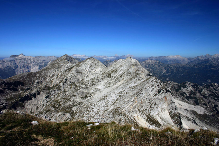 Južni bohinjski dvatisočaki
Vrh konte, Podrta gora, Mali vrh in Tolminski Kuk. Posnetek z Vrha nad Škrbino.
Ključne besede: vrh konte podrta gora mali vrh tolminski kuk vrh nad škrbino