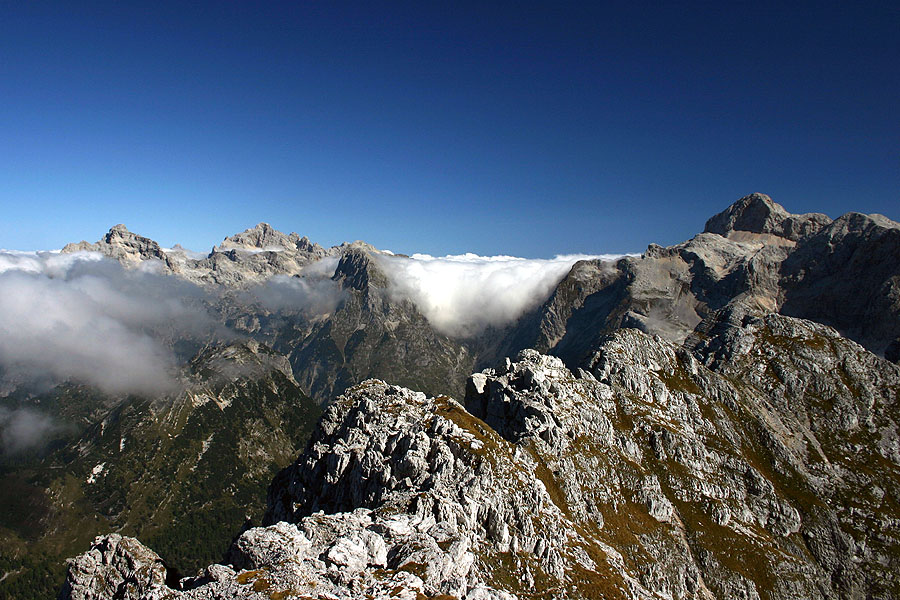 Greben Lepega špičja
Greben Velikega špičja proti Malemu. Bohinjci ga imenujemo kar "Lepo špičje". Ime si vsekakor zasluži. Zadaj Razor, Škrlatica in Triglav, nad Luknjo pa trdovratna megla.
Ključne besede: veliko malo lepo špičje razor škrlatica triglav luknja