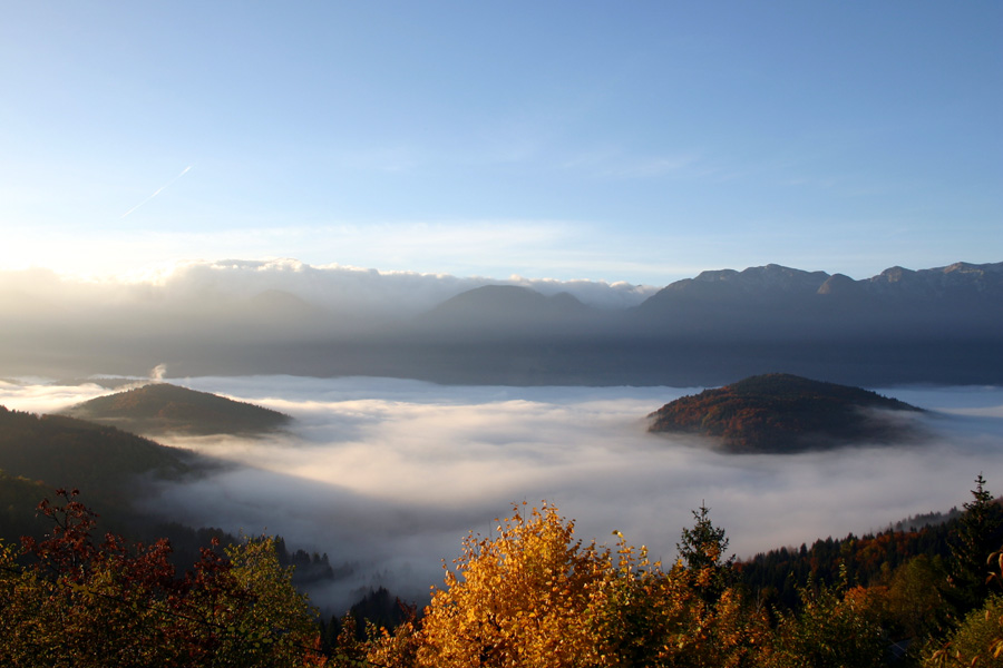 Dolina v megli
Klasičen jesenski prizor. Posnetek s Podjelj (Sv.Martin).
Ključne besede: bohinjska kotlina bohinj jesen