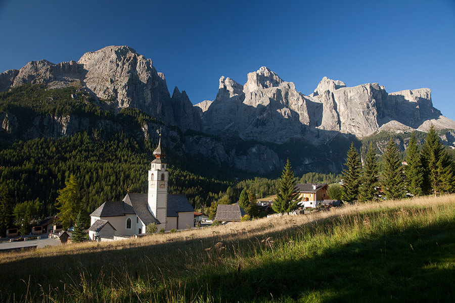 Nad Colfoscom
Idilična cerkev nad naseljem Colfosco. Ob njej je parkirišče in izhodišče za izlete v gore severno nad vasjo.
Lepo je viden Cima Pisciadu in proti desni Sass da Lech, Sass dai Ciamorces in na koncu  planote na desni Sass de la Luesa.
Ključne besede: colfosco cima pisciadu sass da lech dai ciamorces de la luesa