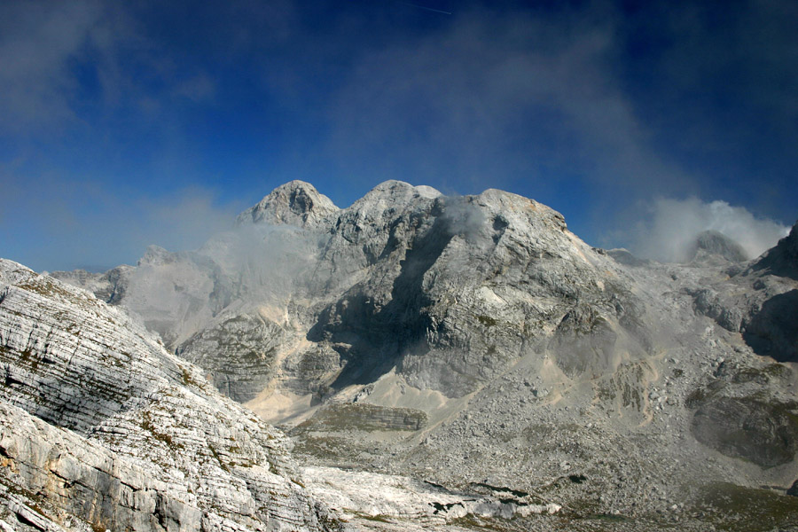 Se dvigajo meglice
Meglice nad dolino 7j. Poprovec Kanjavec in Triglav. Z Malega špičja.
Ključne besede: poprovec kanjavec triglav malo špičje sedmera jezera 7j