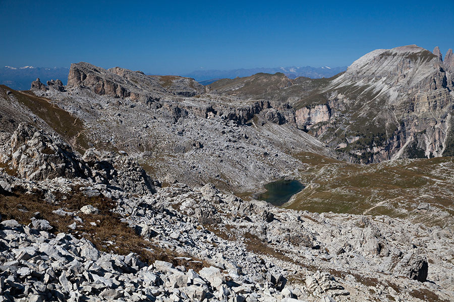 S Sas Ciampac
Levo je sedlo Forcela de Crespeina, spodaj pa manjše jezero Lech de Crespeina. Vrh desno je Col dia Pieres.
Ključne besede: sas ciampac forcela de crespeina lechcol col dia pieres