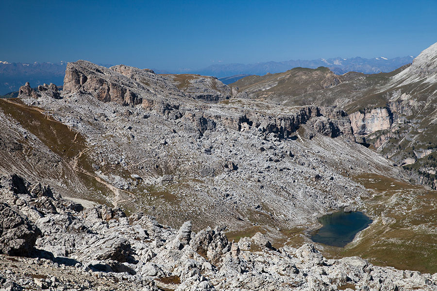Z vrha Sas Ciampac
Levo je sedlo Forcela de Crespeina, spodaj pa manjše jezero Lech de Crespeina.
Ključne besede: sas ciampac forcela de crespeina