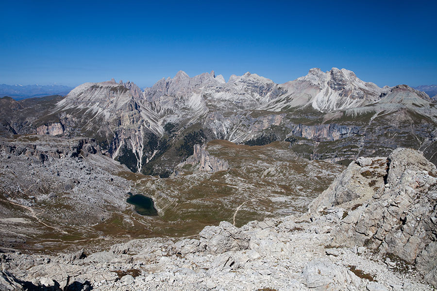 Z vrha Sas Ciampac
Proti Severozahodu. Col dia Pieres, Sas Rigais, Piz Duleda, Punte del Puez in Col del Puez.
Ključne besede: sas ciampac col dia pieres sas rigais piz duleda punte del puez col de puez