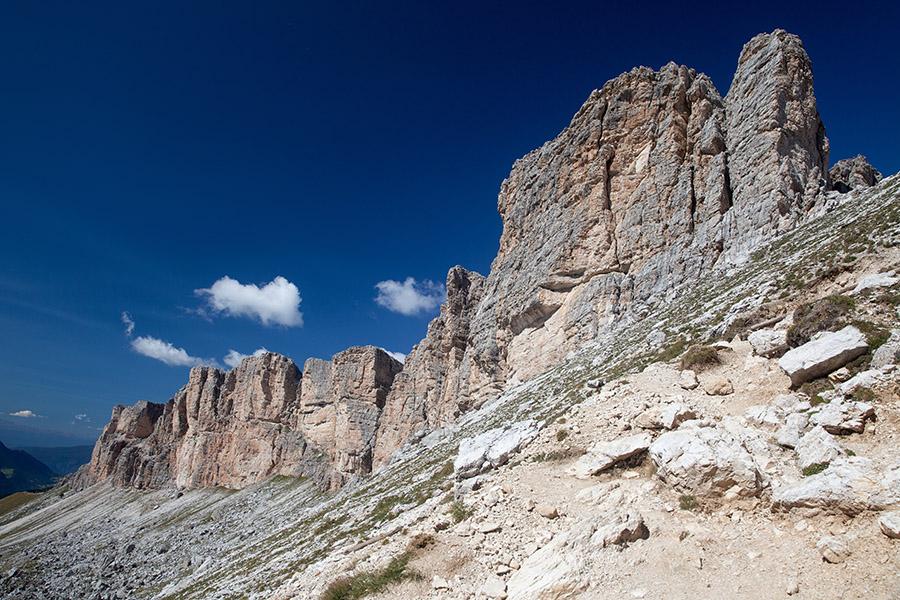 Dolomit
Čudovita dolomitska stena nad dolino Val de Chedul. Desno (ni na sliki) je že sedlo Forcela de Crespeina.
Ključne besede: forcela de crespeina val de chedul