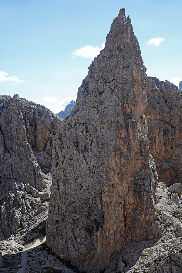 Stolp
Ob poti s sedla Forcela Cier proti prelazu Gardena. Dva alpinista sta že v steni. 
Ključne besede: Forcela Cier prelaz gardena