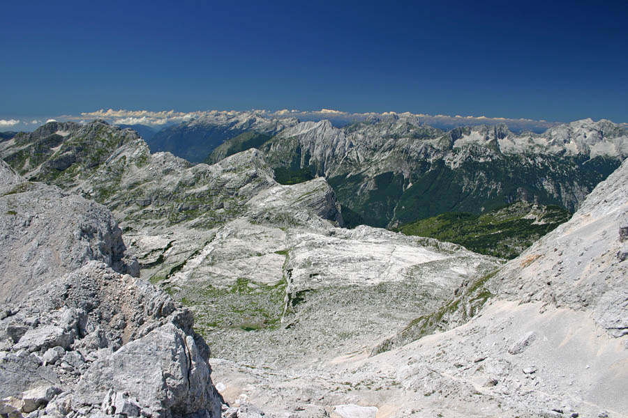 Razgled z Vršakov
Razgled z Vršakov: Špičje, Bavški Grintavec, Kaninske gore, Viš, Montaž, Briceljk, Morež, Pelci, Jalovec in skrajno desno Mangart. Seveda se vmes najde še katera.
Ključne besede: vršaki špičje bavški grintavec kaninske gore viš montaž pelci jalovec mangart