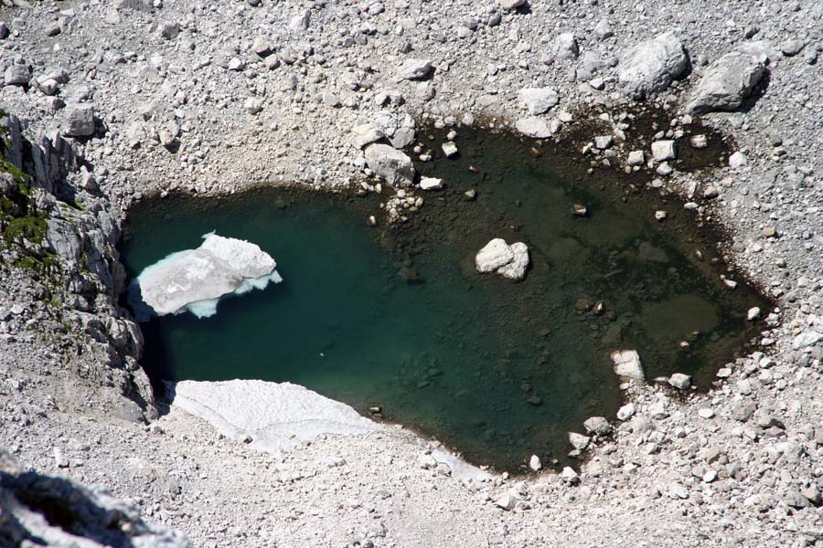 Jezerce pod Vršaki
Jezerce pod Vršaki v katerem še vedno plava kos snega. Posnetek z Vršakov.
Ključne besede: jezerce pod vršaki