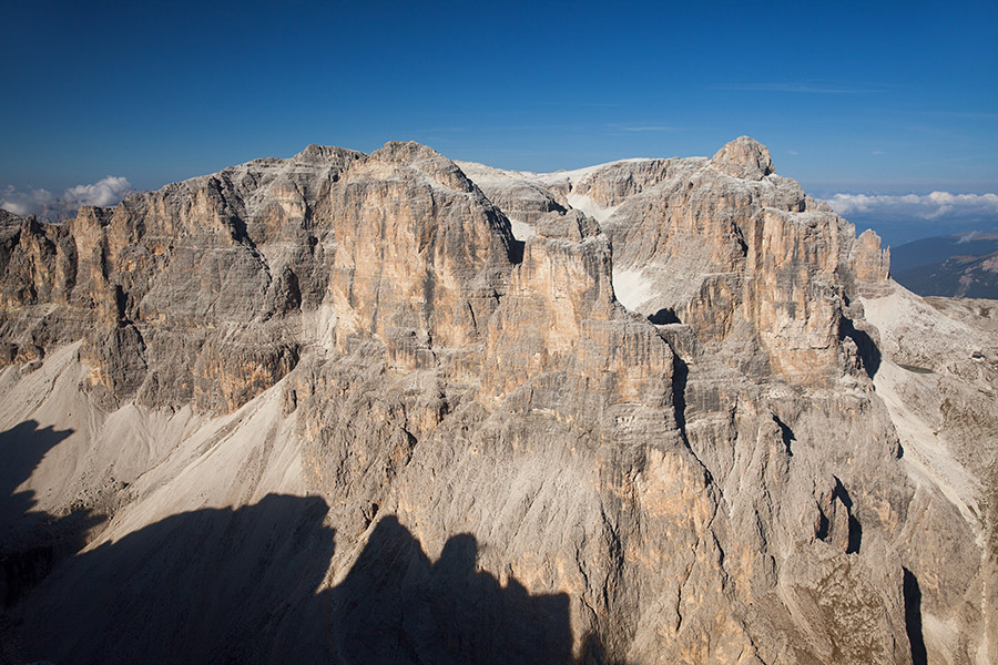 Cima Pisciadu
Par dnevno potepanje po Dolomitih. Z vrha Piz da Lech de Boe. Preko globoke doline Val de Mezdi se dviga Cima Pisciadu, pred njo je stolp Dent de Mezdi.
Ključne besede: piz da lech boe val de mezdi cima pisciadu dent