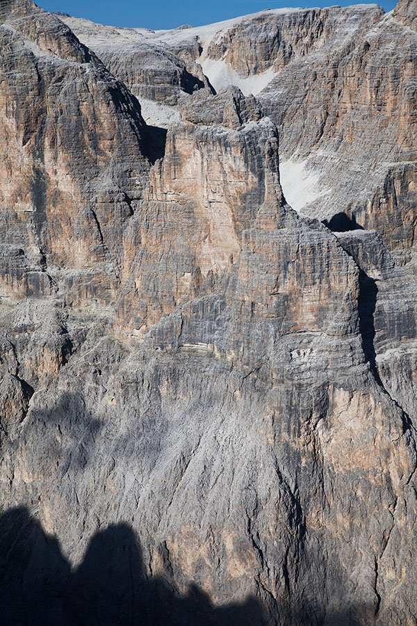 Dent di Mezdi
Zanimiv stolp Dent de Mezdi v bližini Cima Pisciadu. Lepo je videti tudi z doline v kraju Colfocso. Z vrha Piz da Lech de Boe.
Ključne besede: piz da lech de boe dent de mezdi