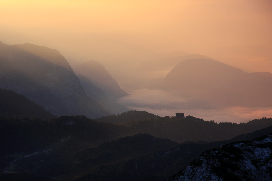 Jutro na Bogatinskem sedlu I.
Jutro na Bogatinskem sedlu. Proti Komni in naprej proti megleni Bohinjski dolini.
Ključne besede: bogatinsko sedlo komna bohinjska dolina