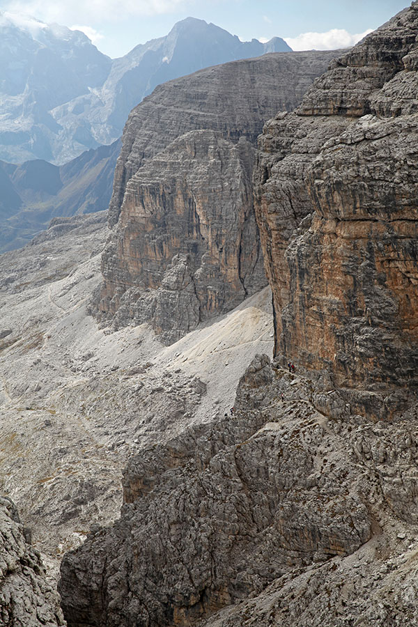 Ferata na Piz da Lech de Boe
Lepo se vidi potek ferate na Piz da Lech de Boe. v navpični steni sta v pomoč dve lestvi.
Ključne besede: piz da lech de boe
