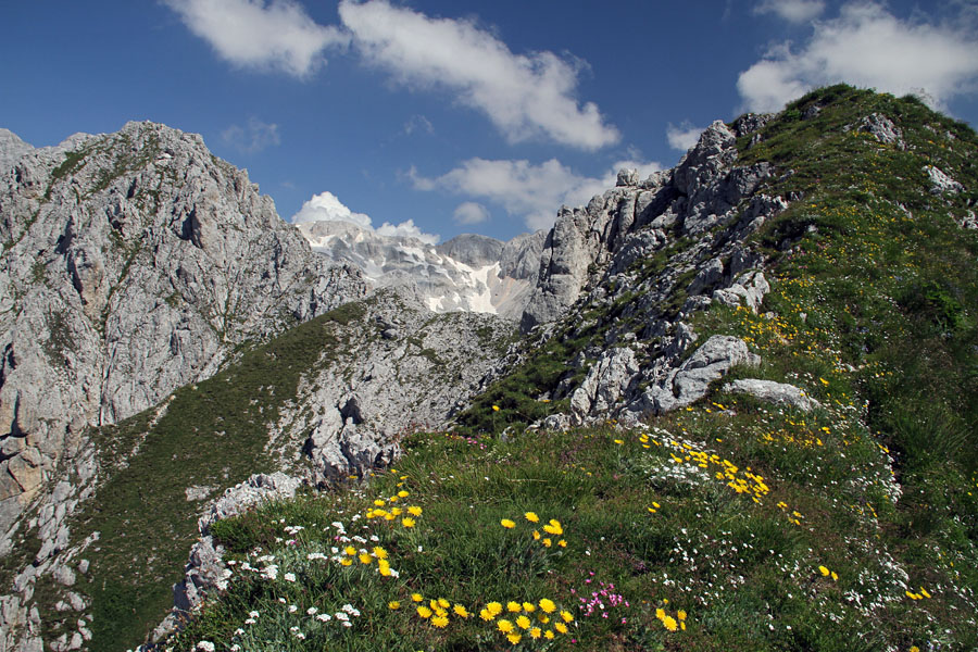 Greben
Greben med predvrhom in vrhom Vernarja.
Ključne besede: vernar