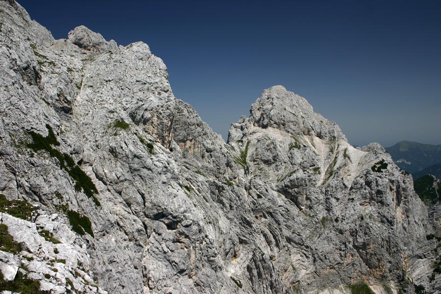 S Temena
Na Temenu pod Rjavino po nekaj urah hoje prvič zagledamo Luknjo peč. Pristop tja se zdi kar nemogoč.
Ključne besede: teme rjavina luknja peč