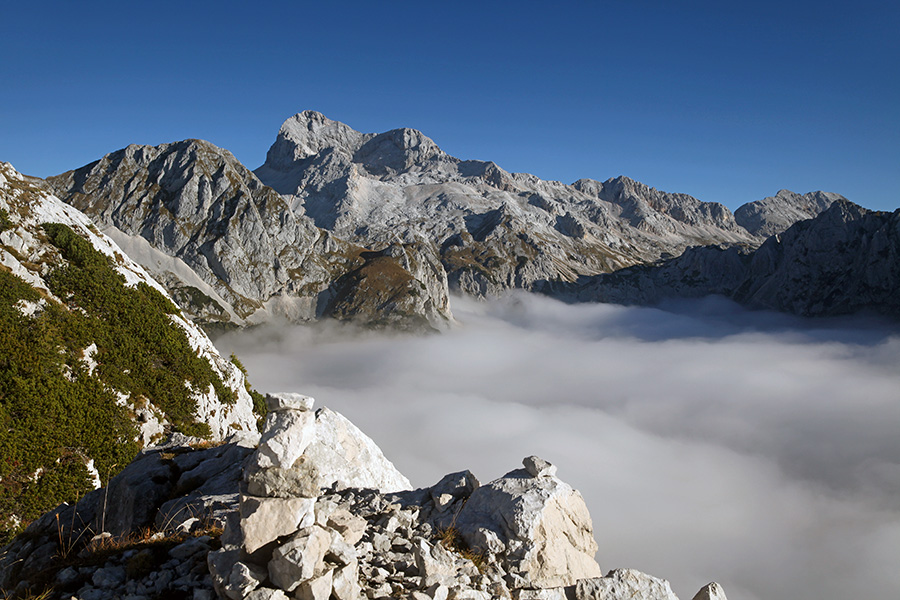 Na Jezerskem Stogu
Na Jezerskem Stogu. Triglav in megle nad Velim poljem.
Ključne besede: jezerski stog triglav velo polje