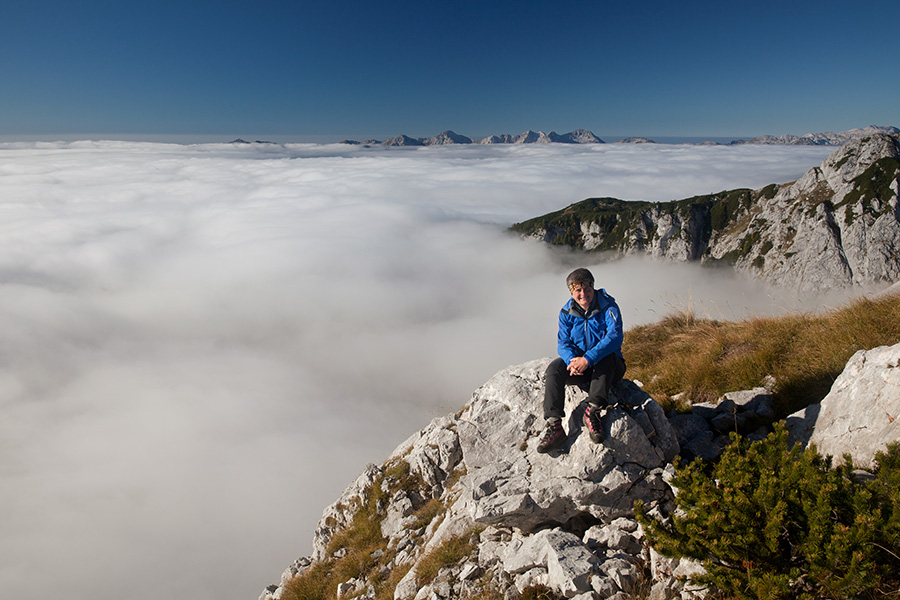 Na Jezerskem Stogu
Na Jezerskem Stogu. Nad meglo sva prišla nekje nad 1900m.
Ključne besede: jezerski stog