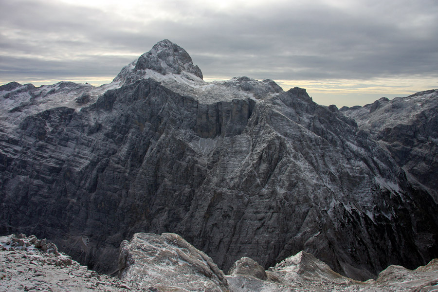 Triglav s severno steno
Na Bovškem Gamsovcu je bilo včeraj pošteno mraz. Svoje je dodal še veter, sonce pa se je dolgo skrivalo za oblaki.
Ključne besede: triglav severna triglavska stena bovški gamsovec