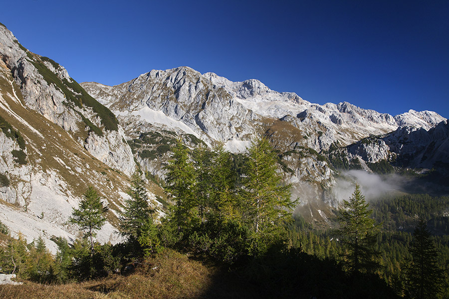 Na Jezerskem prevalu
Na Jezerskem prevalu. Zadaj je Mišelj vrh in za njim Triglav.
Ključne besede: jezerski prevalski stog preval mišelj vrh triglav