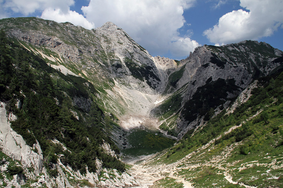 Jezerce
Jezerce, Mali Draški vrh in Viševnik s Studorskega prevala.
Ključne besede: studorski preval jezerce mali draški vrh viševnik