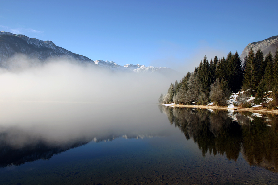 Zrcalo
Del jezera s Fužinarskega zaliva.
Ključne besede: bohinjsko jezero bohinj zima