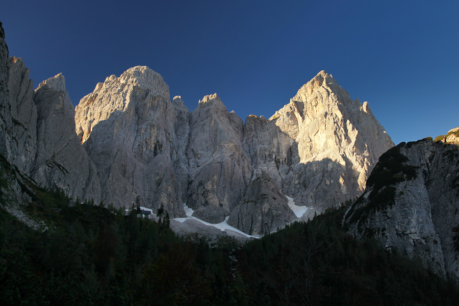Nad kočo Pellarini
Drzne stene Devje koze, Gamsove mati in Viša. 
Ključne besede: koča rif pellarini divja koza gamsova mati viš