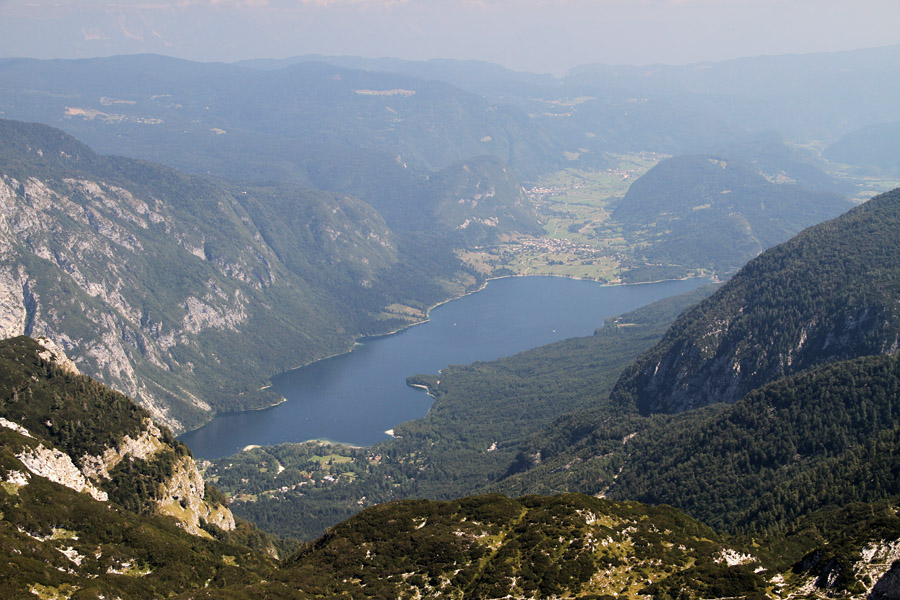 Jezero
Bohinjsko jezero z vzhodnega soseda Vrha Konte. Vzpetina nima imena, je pa z nje moč videti skoraj celo Bohinjsko jezero.
Ključne besede: bohinjsko jezero južne bohinjske gore
