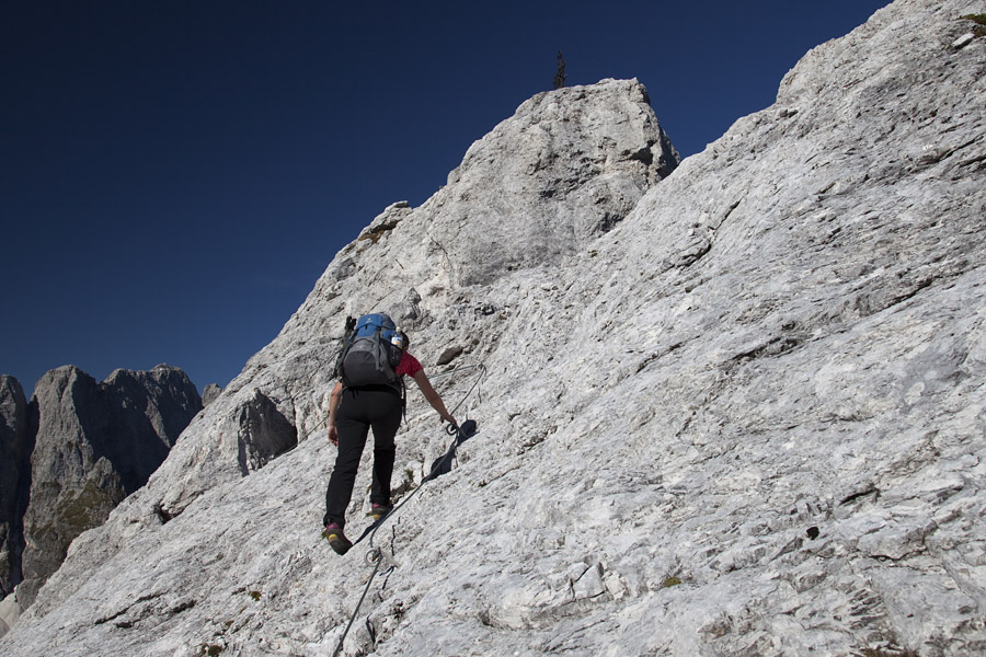Pod vrhom
Zadnji del poti na Veliki Nabojs. Na vrhu se že vidi križ.
Ključne besede: veliki nabojs