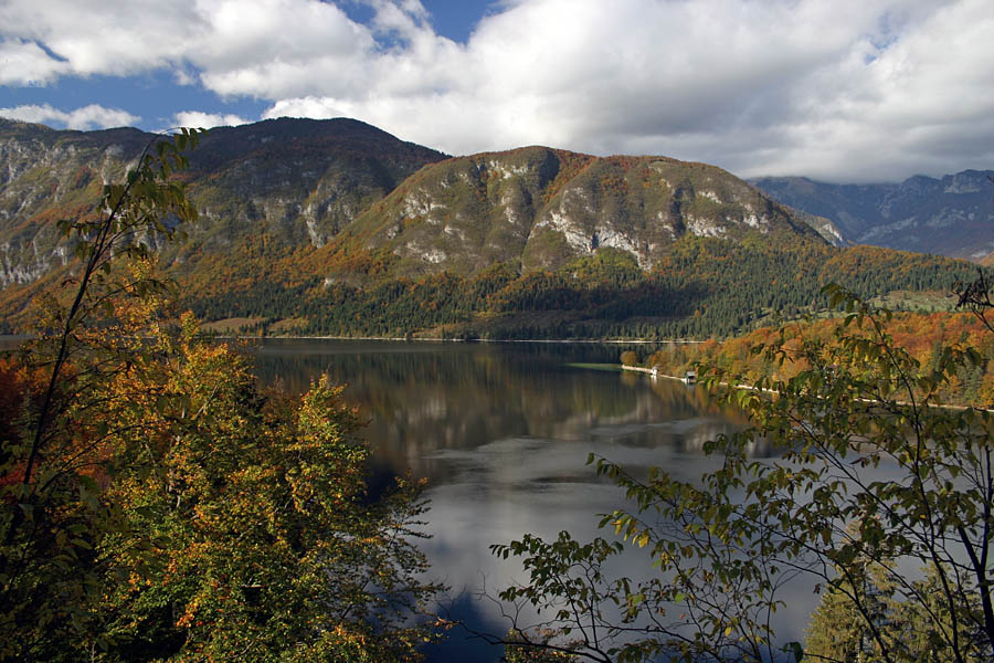 Jezero jeseni
Pod hotelom Bellevue.
Ključne besede: bohinjsko jezero bohinj jesen