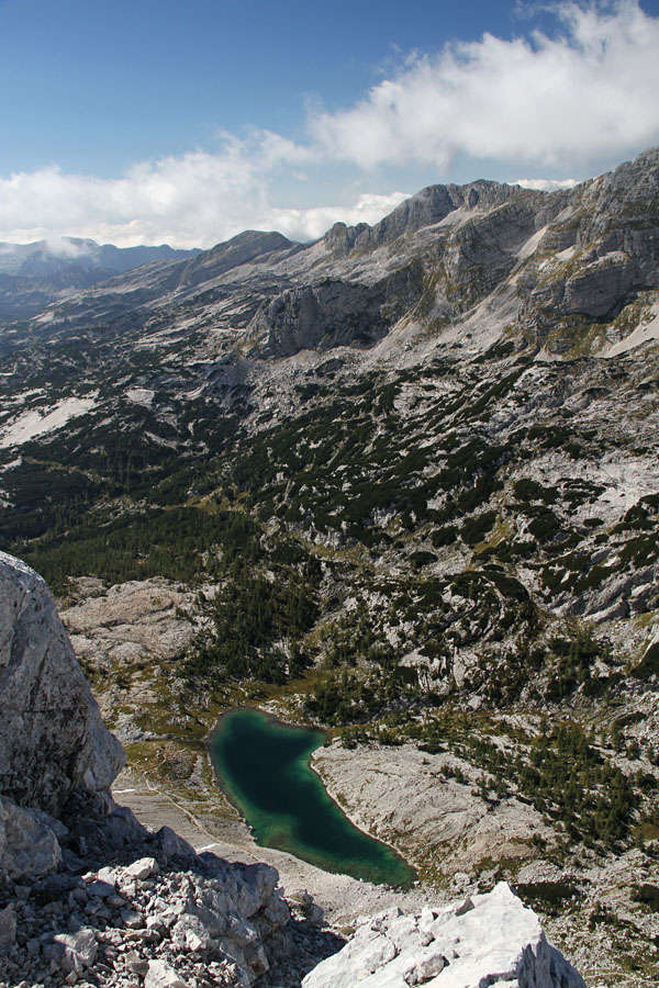 Z Velike Zelnarice V.
Končno so se po dolini Triglavskih jezer megle razkadile.
Ključne besede: velika zelnarica dolina triglavskih jezer jezero ledvička